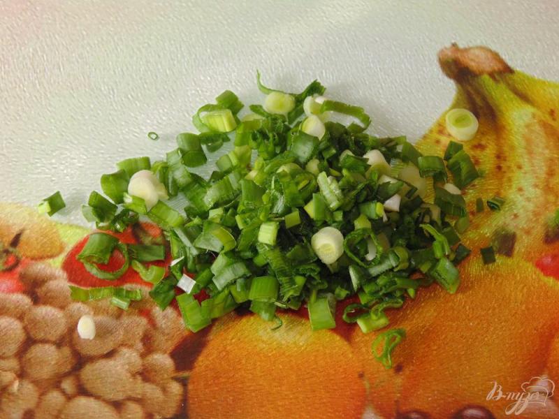 Фото приготовление рецепта: Салат из пекинской капусты с огурцом и мягким сыром шаг №4