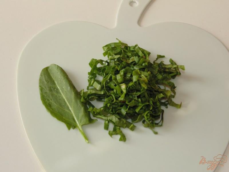 Фото приготовление рецепта: Салат из пекинской капусты с щавелем шаг №3
