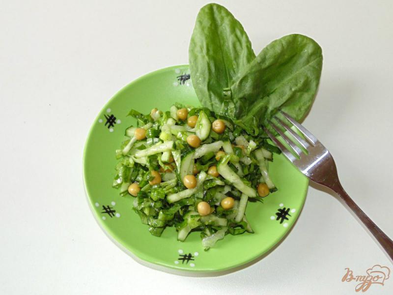 Фото приготовление рецепта: Салат из пекинской капусты с щавелем шаг №5
