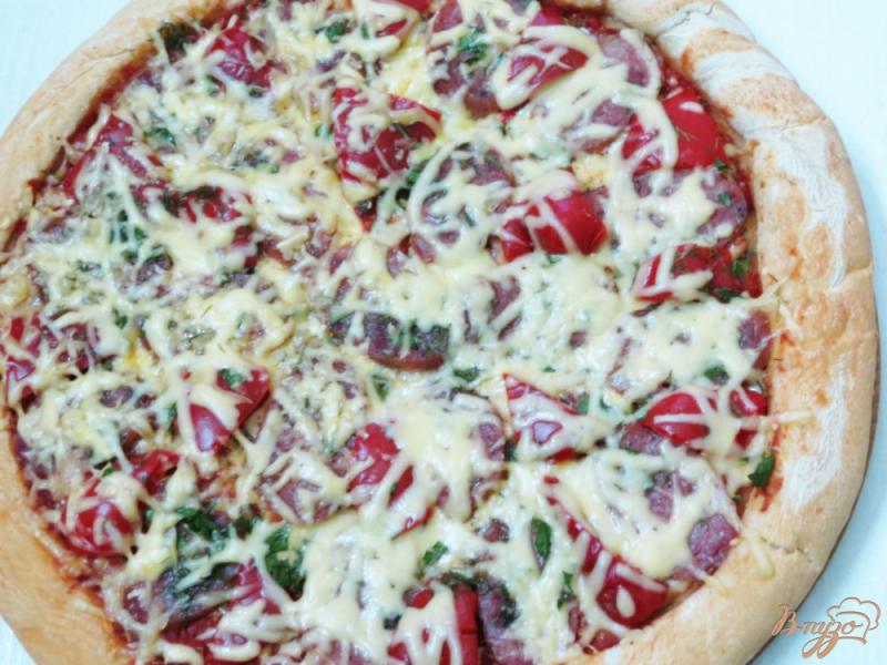 Фото приготовление рецепта: Пицца с колбасой и перцем шаг №6