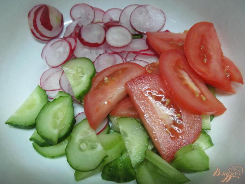 Фото приготовление рецепта: Салат с крапивой и овощами шаг №1