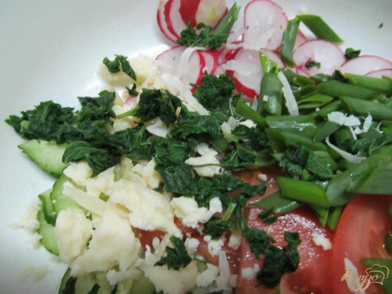 Фото приготовление рецепта: Салат с крапивой и овощами шаг №5