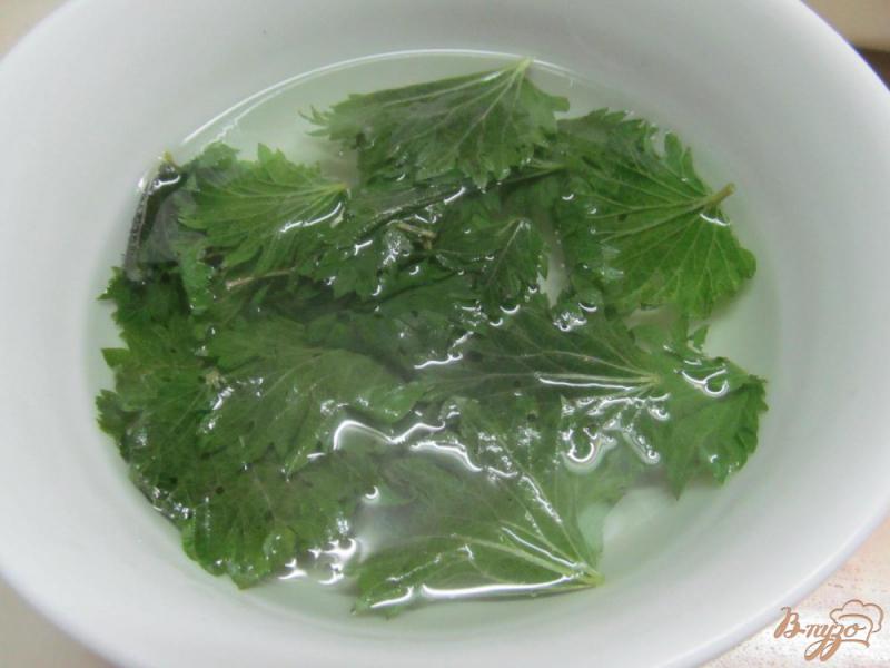 Фото приготовление рецепта: Салат с крапивой и овощами шаг №4