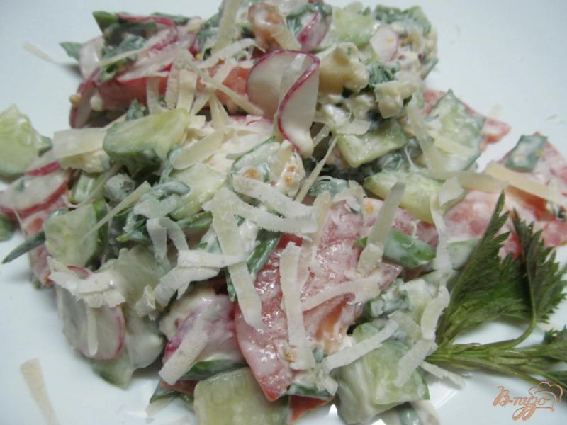 Фото приготовление рецепта: Салат с крапивой и овощами шаг №7