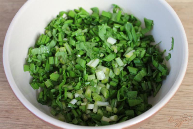 Фото приготовление рецепта: Салат с черемшой и плавленным сыром шаг №2