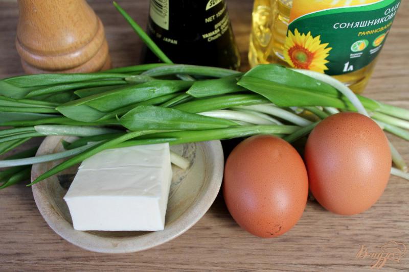 Фото приготовление рецепта: Салат с черемшой и плавленным сыром шаг №1