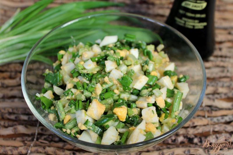 Фото приготовление рецепта: Салат с черемшой и плавленным сыром шаг №6