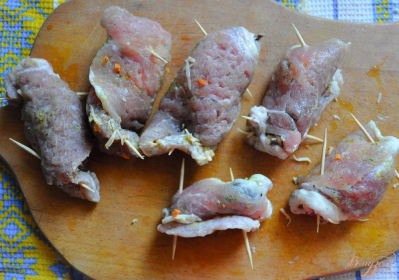 Фото приготовление рецепта: Свинина с сырно-грибной начинкой шаг №4