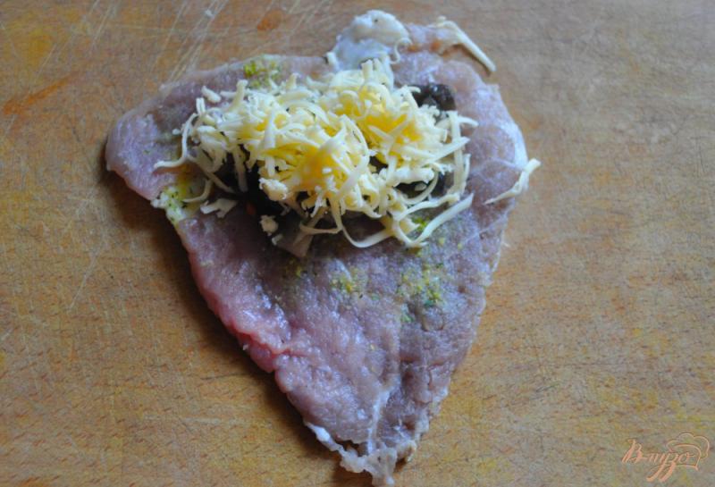Фото приготовление рецепта: Свинина с сырно-грибной начинкой шаг №3