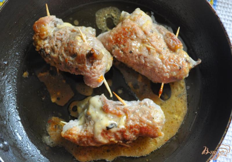 Фото приготовление рецепта: Свинина с сырно-грибной начинкой шаг №5