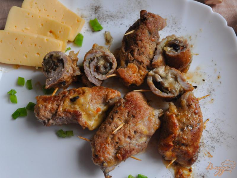 Фото приготовление рецепта: Свинина с сырно-грибной начинкой шаг №6