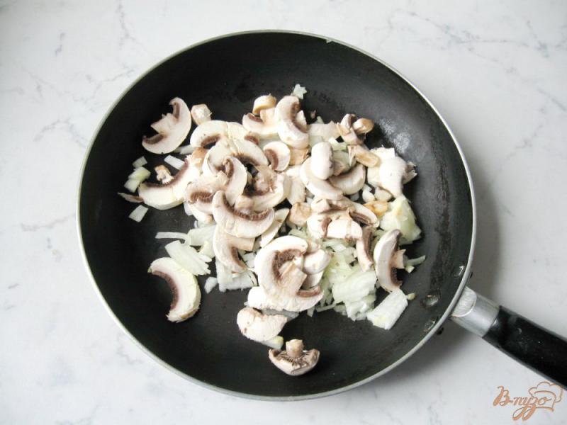 Фото приготовление рецепта: Тефтели в томатно-грибном соусе шаг №3