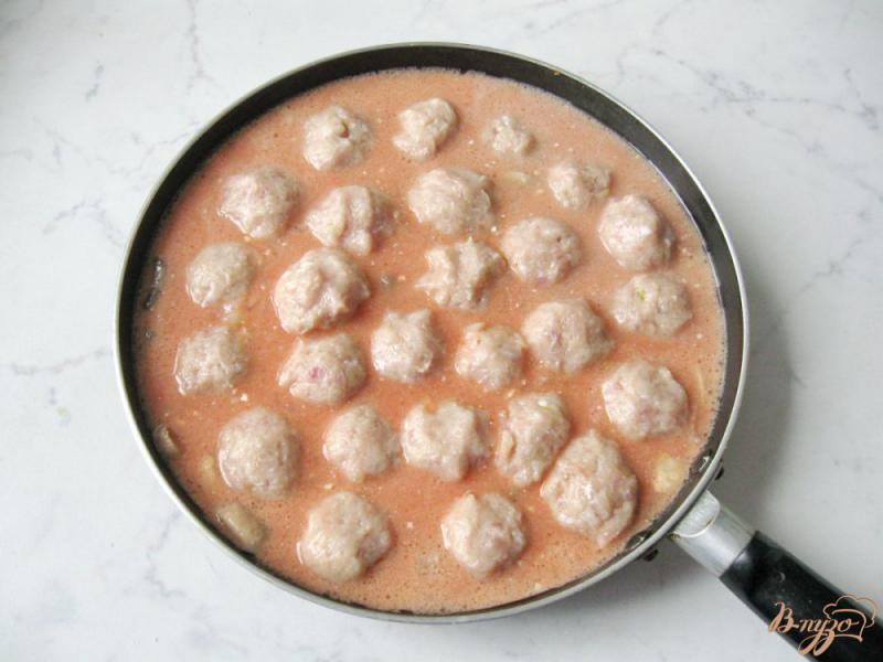 Фото приготовление рецепта: Тефтели в томатно-грибном соусе шаг №5