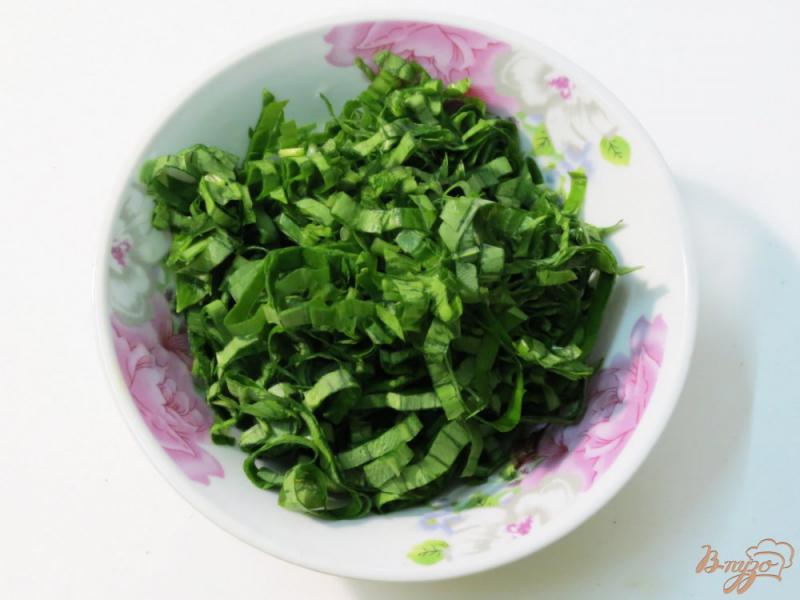 Фото приготовление рецепта: Салат из черемши с огурцом шаг №4