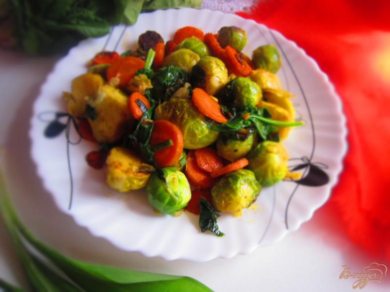 Фото приготовление рецепта: Тушеная брюссельская капуста со шпинатом шаг №5