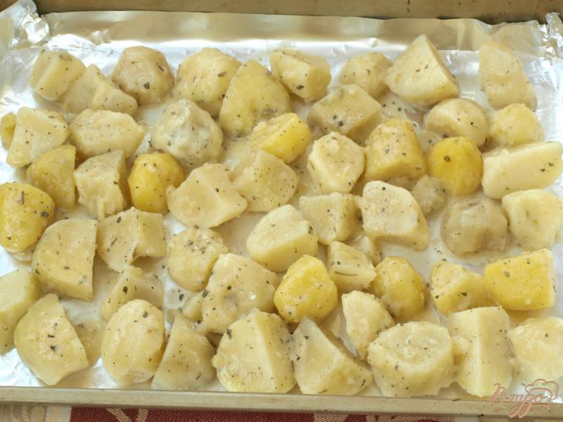 Фото приготовление рецепта: Запечённая картошка без масла шаг №3