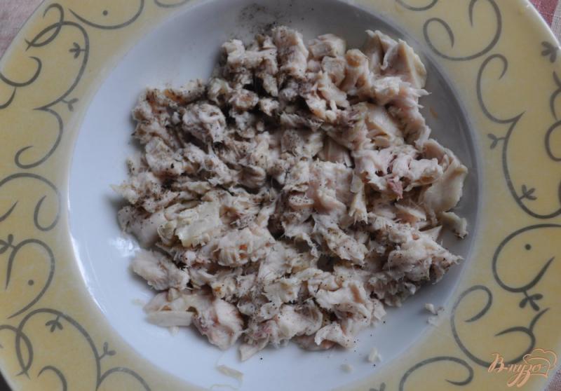 Фото приготовление рецепта: Рыбный салат с огурцом и маринованным луком шаг №3