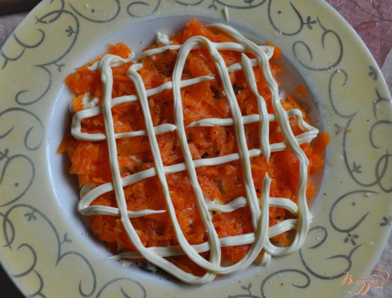 Фото приготовление рецепта: Рыбный салат с огурцом и маринованным луком шаг №5
