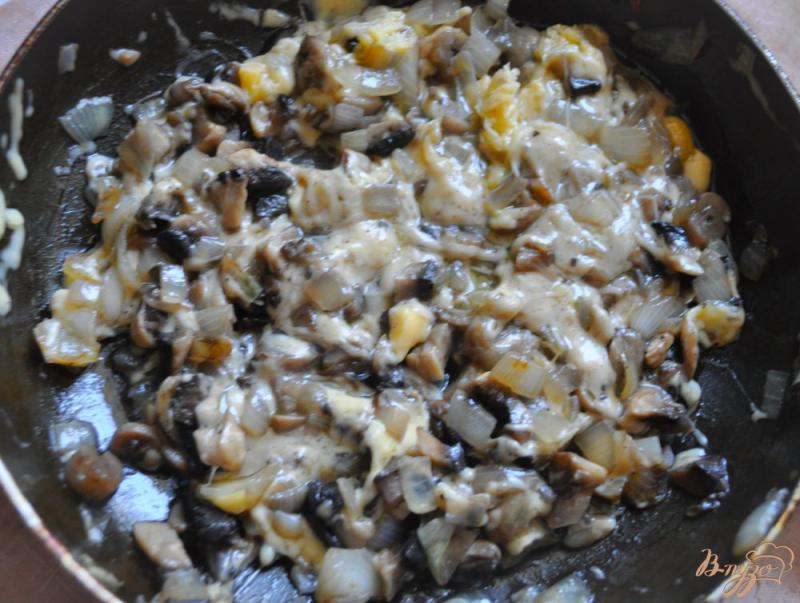 Фото приготовление рецепта: Блинчики с грибами и сыром шаг №6