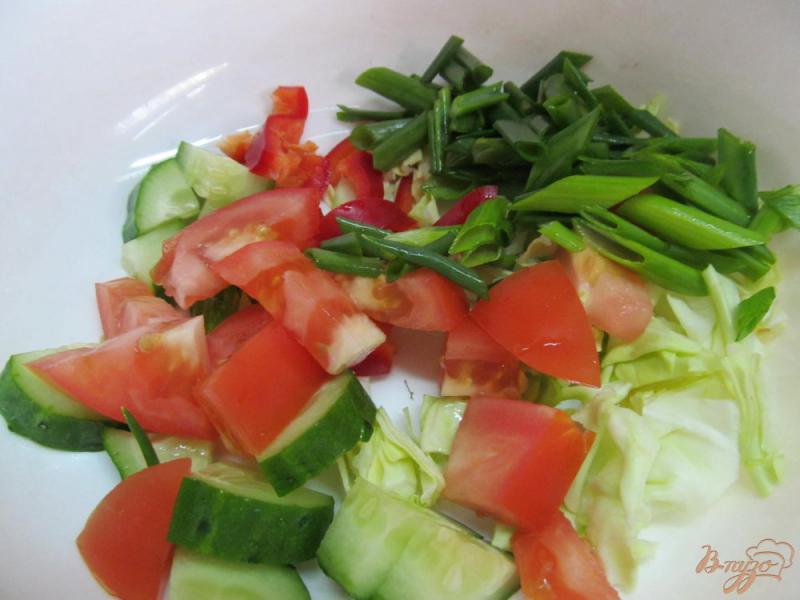Фото приготовление рецепта: Салат из овощей курицы с сухариками шаг №3