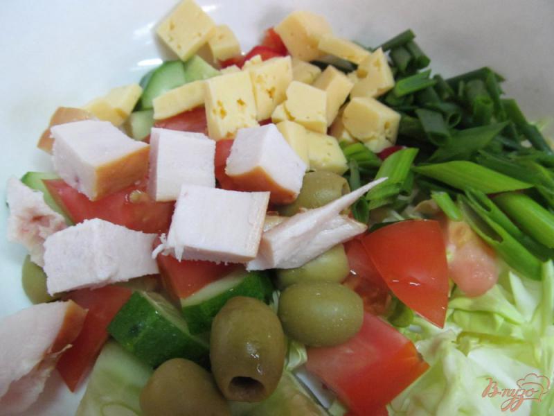 Фото приготовление рецепта: Салат из овощей курицы с сухариками шаг №4