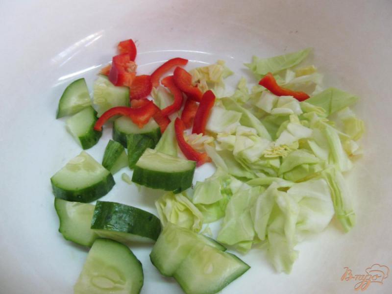 Фото приготовление рецепта: Салат из овощей курицы с сухариками шаг №2