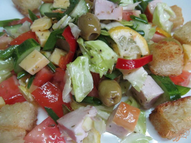 Фото приготовление рецепта: Салат из овощей курицы с сухариками шаг №6