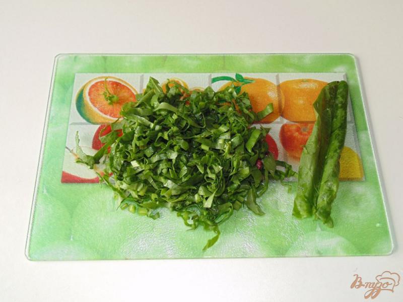 Фото приготовление рецепта: Салат с щавелем и яйцами шаг №4