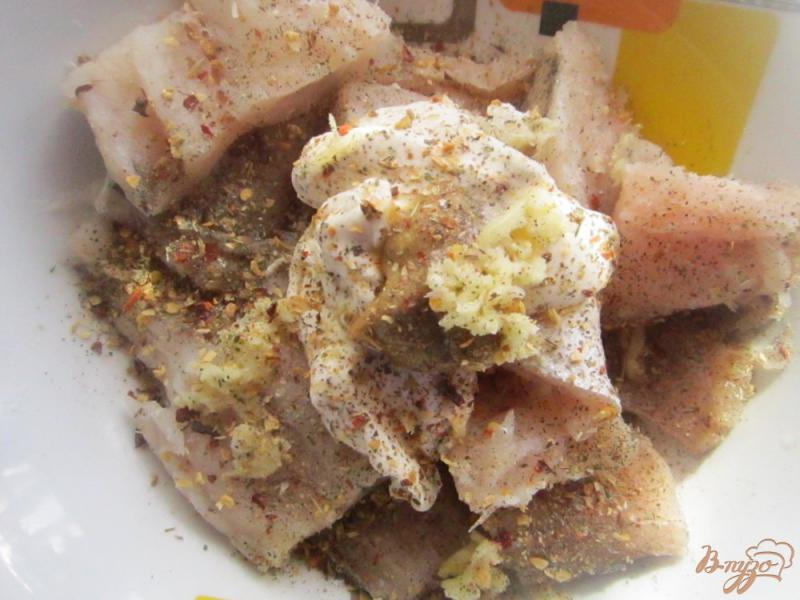 Фото приготовление рецепта: Рыба запеченная в сливочном соусе со шпинатом шаг №2