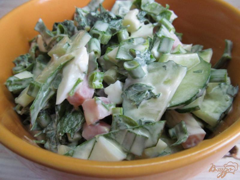Фото приготовление рецепта: Зеленый салат с крапивой и щавелем шаг №4