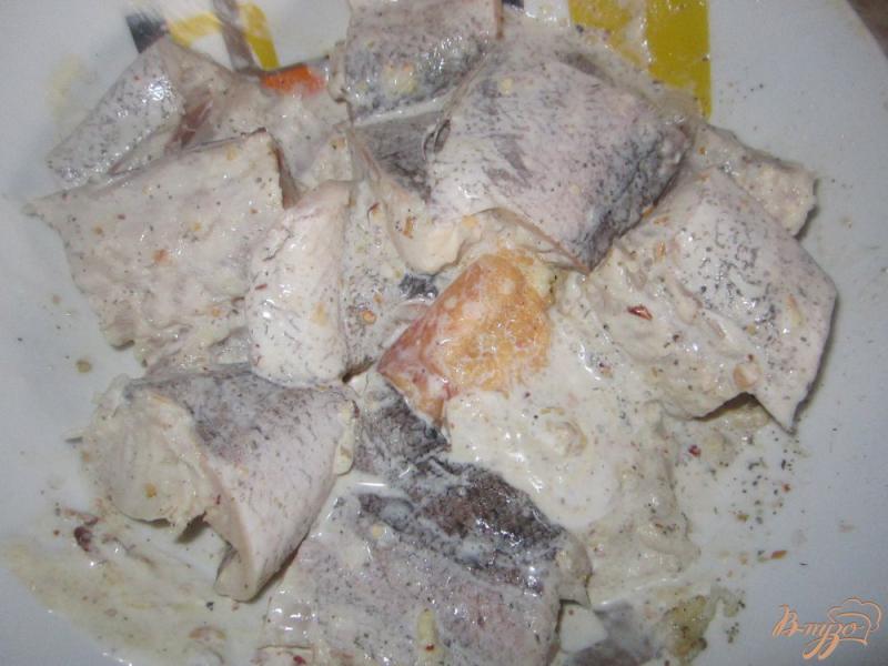 Фото приготовление рецепта: Рыба запеченная в сливочном соусе со шпинатом шаг №3