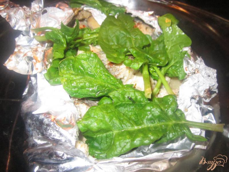 Фото приготовление рецепта: Рыба запеченная в сливочном соусе со шпинатом шаг №5