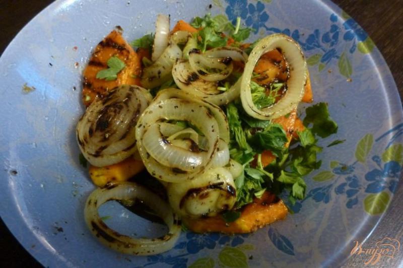 Фото приготовление рецепта: Салат из кабачка - гриль с чесноком и зеленью шаг №4