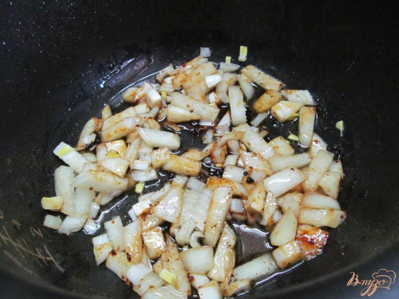 Фото приготовление рецепта: Свинина с клюквой и изюмом в мультиварке шаг №4