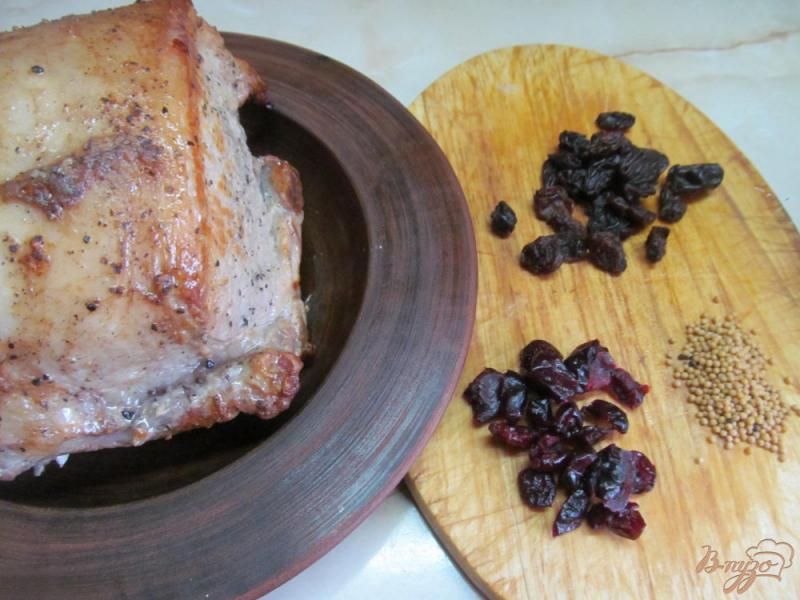 Фото приготовление рецепта: Свинина с клюквой и изюмом в мультиварке шаг №3