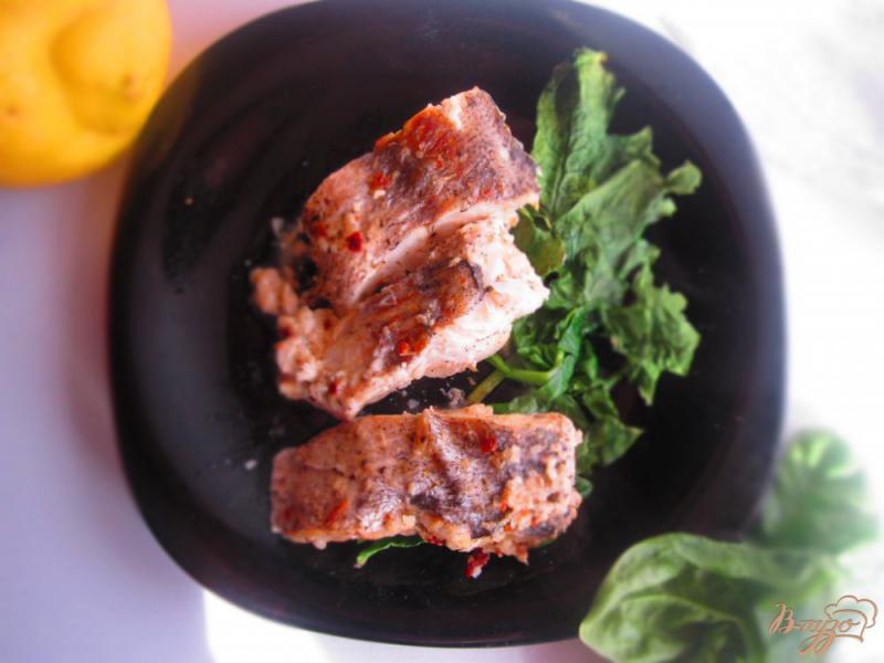 Фото приготовление рецепта: Рыба запеченная в сливочном соусе со шпинатом шаг №6