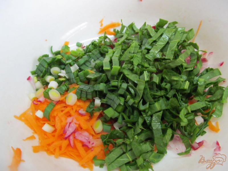 Фото приготовление рецепта: Салат из редиса с щавелем и молодым чесноком шаг №3