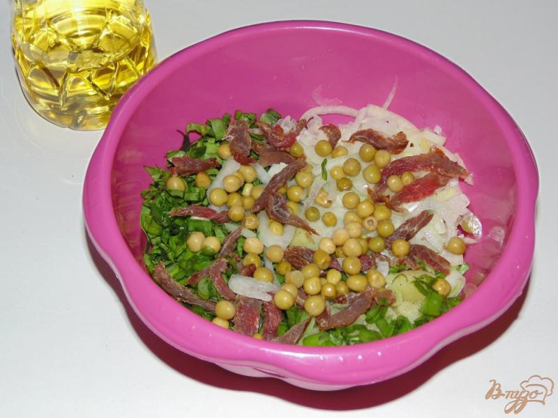 Фото приготовление рецепта: Картофельный салат с щавелем и бастурмой шаг №6