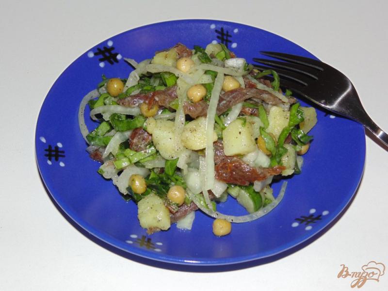 Фото приготовление рецепта: Картофельный салат с щавелем и бастурмой шаг №7