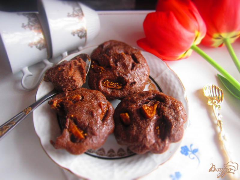 Фото приготовление рецепта: Шоколадная творожная запеканка с инжиром шаг №4