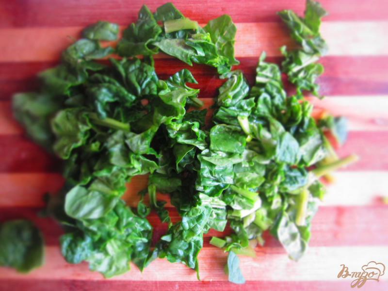 Фото приготовление рецепта: Салат со свежим шпинатом шаг №2