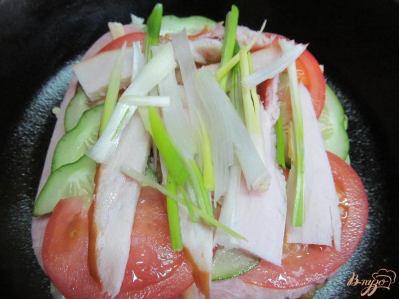 Фото приготовление рецепта: Бутерброд с овощами курицей и ветчиной шаг №5