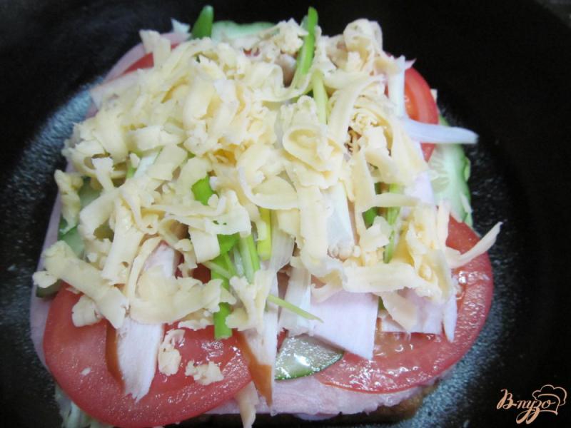 Фото приготовление рецепта: Бутерброд с овощами курицей и ветчиной шаг №6