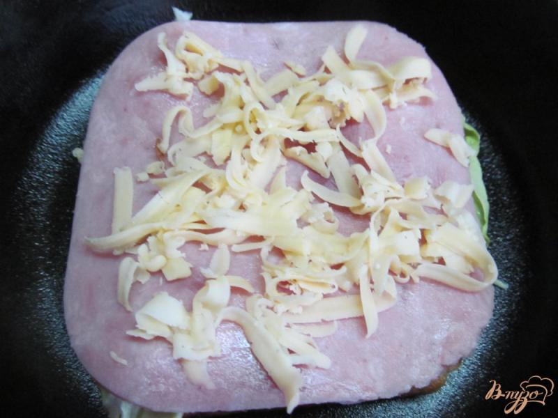 Фото приготовление рецепта: Бутерброд с овощами курицей и ветчиной шаг №3