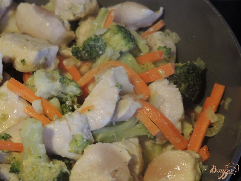 Фото приготовление рецепта: Курица с брокколи и овощами шаг №5