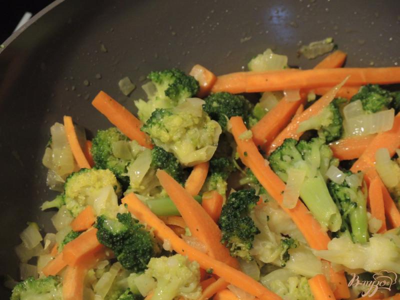 Фото приготовление рецепта: Курица с брокколи и овощами шаг №4