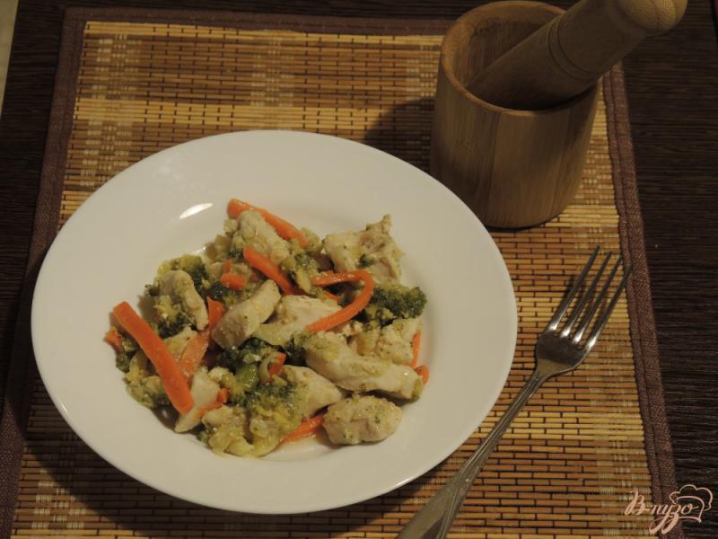 Фото приготовление рецепта: Курица с брокколи и овощами шаг №6