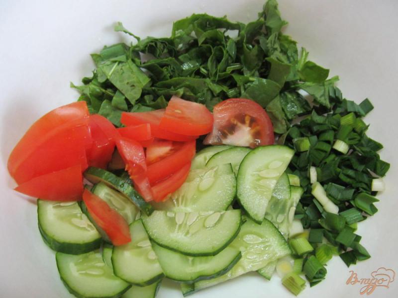 Фото приготовление рецепта: Салат со щавелем овощами и грибами шаг №2