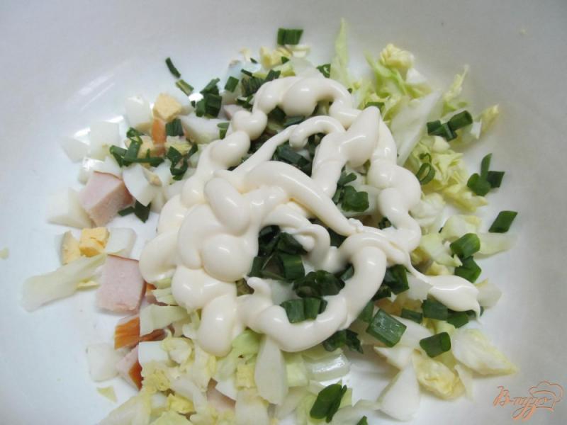 Фото приготовление рецепта: Салат с копченой курицей и молодой капустой шаг №3