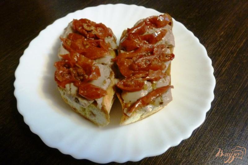 Фото приготовление рецепта: Бутерброды с печенью минтая и вялеными помидорами шаг №3